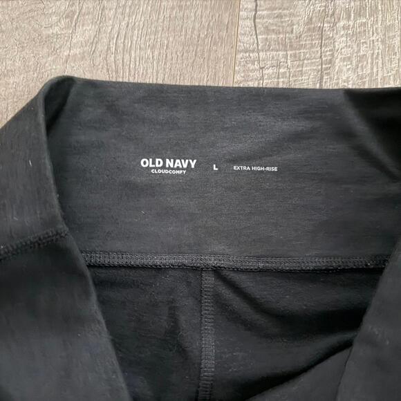 Old Navy Extra High Waisted Cloud Comfy Biker Shorts - Picture 8 of 8